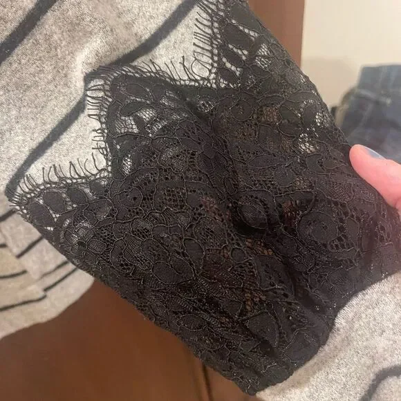 Knit pullover with lace sleeve detail - Picture 2 of 2